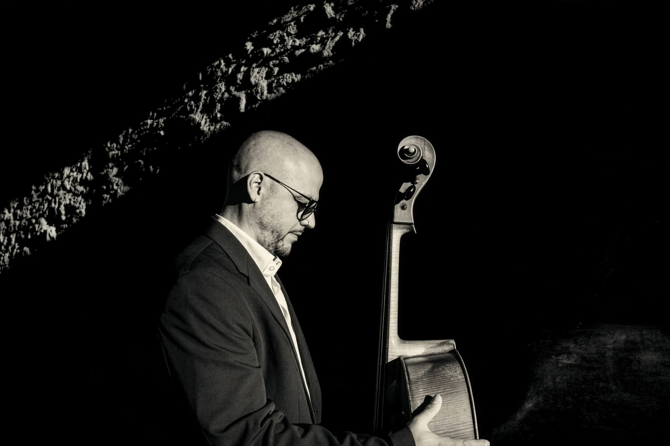 Carlos Ferrer im Profil mit seinem Violoncello, Schwarz-Weiß-Aufnahme