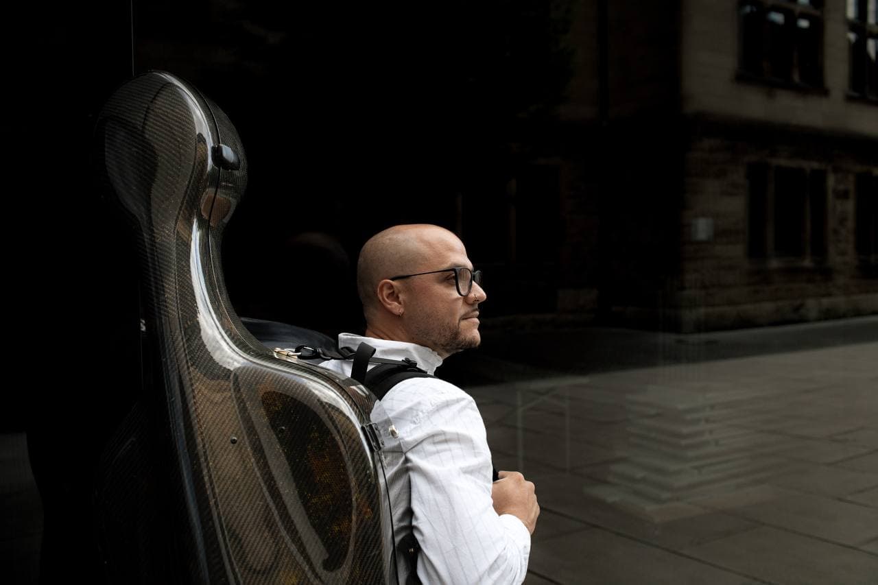 Carlos Ferrer mit Cello