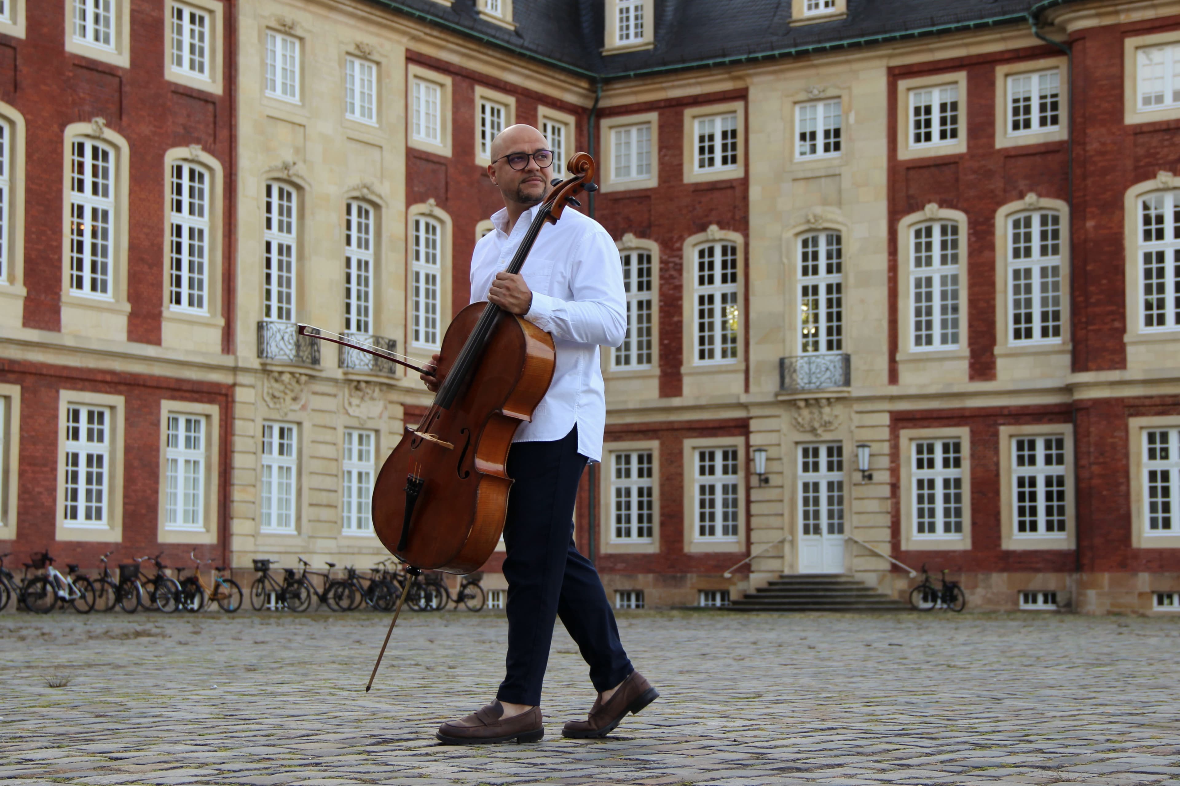 Carlos Ferrer mit Cello auf dem Schlossplatz in Münster